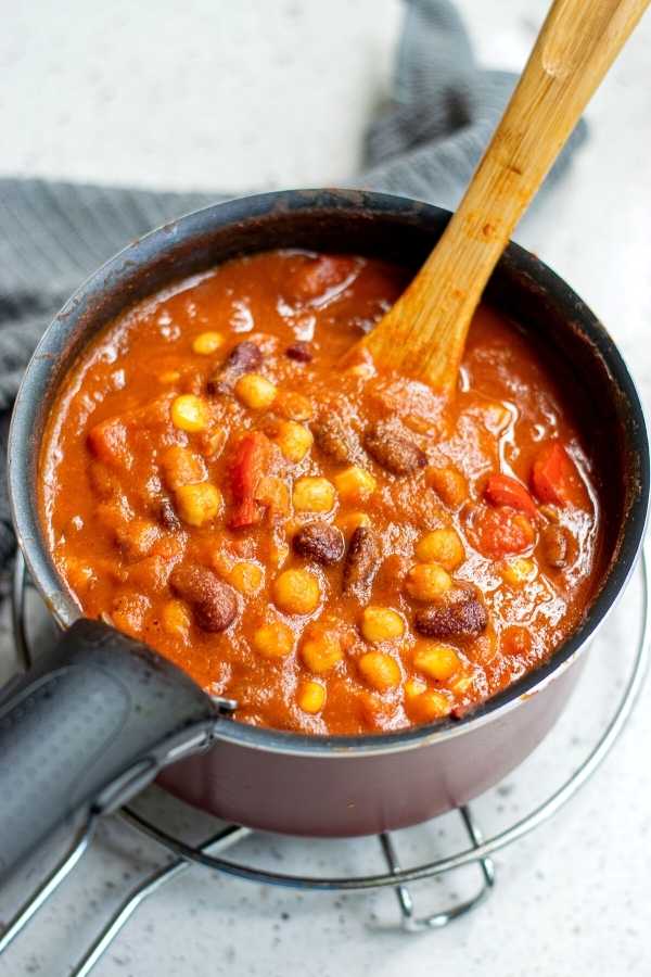Vegetarian Pumpkin Chili Recipe with Rice in under 30 minutes. How to make vegetarian chili with rice recipe in 25 minutes for a healthy fall dinner idea. The fall harvest is all about pumpkins. And what better way to enjoy pumpkin than with a seasonal vegetarian pumpkin chili recipe? This vegetarian chili with rice recipe is both healthy and nutritious. It makes a comforting meal throughout the fall season. Mexican inspired vegetarian chili with recipe recipe as a quick dinner idea for fall.