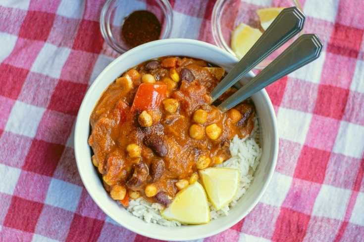 Mexican Inspired Vegetarian Pumpkin Chili Recipe with Rice. How to make vegetarian chili with rice recipe in 25 minutes for a healthy fall dinner idea. The fall harvest is all about pumpkins. And what better way to enjoy pumpkin than with a seasonal vegetarian pumpkin chili recipe? This vegetarian chili with rice recipe is both healthy and nutritious. It makes a comforting meal throughout the fall season in under 30 minutes. This vegetarian pumpkin chili with rice recipe is Mexican inspired.
