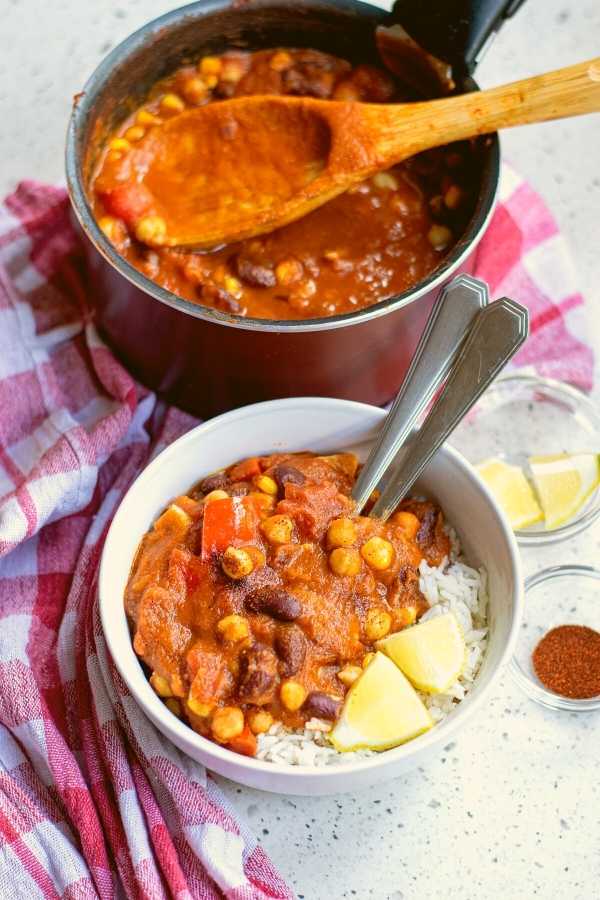 Vegetarian Pumpkin Chili Recipe with Rice. How to make vegetarian chili with rice recipe in 25 minutes for a healthy fall dinner idea. The fall harvest is all about pumpkins. And what better way to enjoy pumpkin than with a seasonal vegetarian pumpkin chili recipe? This vegetarian chili with rice recipe is both healthy and nutritious. It makes a comforting meal throughout the fall season in under 30 minutes. This vegetarian pumpkin chili with rice recipe is Mexican inspired.