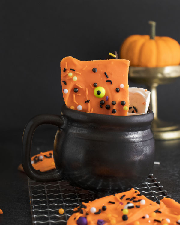 Halloween bark recipe. How to make Halloween chocolate bark as Halloween treats for your holiday Halloween party. Make this fun Halloween bark recipe for your Halloween party. These easy Halloween treats are perfect for all your party tricksters. Try this recipe for making Halloween chocolate bark for your Halloween party to delight your guests. Plus learn how to choose the best chocolate for chocolate candy bark, as well as tips on melting and tempering chocolate when you make chocolate bark.