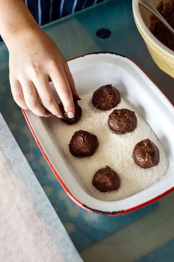 Easy bourbon balls recipe with Woodford Reserve. The ultimate no bake Christmas cookies for homemade holiday food gifts. These easy bourbon balls not only taste delicious, they’re also gluten free. So everyone can enjoy the delectable taste of chocolate and bourbon this holiday season. A delightful Christmas dessert recipe, these no bake bourbon balls can also be made with rum or customized with your favorite ingredients whether it be coconut or dried raspberries for a flavorful holiday treat!