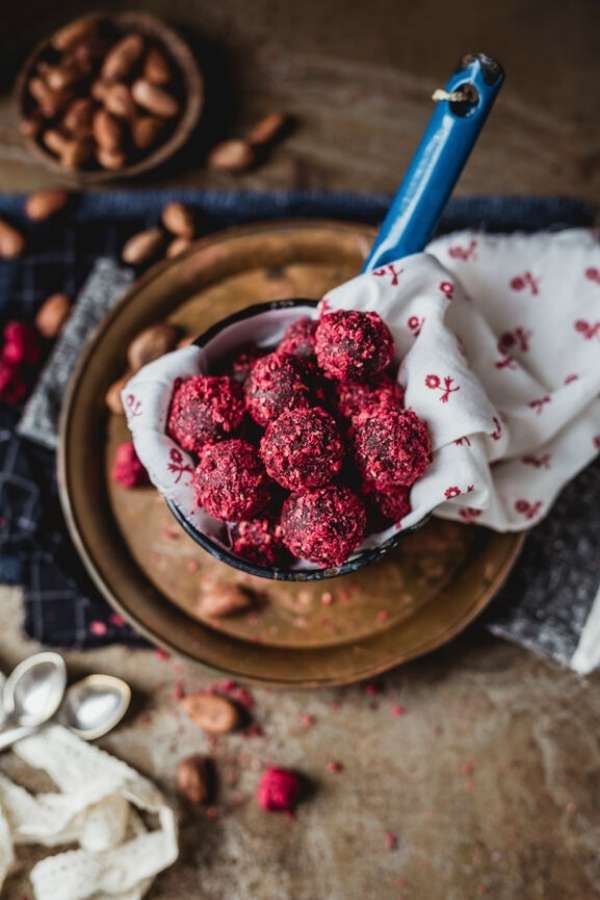 How to make a recipe for bourbon balls recipe with Woodford Reserve. Easy no bake Christmas cookies for homemade holiday food gifts. These bourbon balls taste delicious and are gluten free. So everyone can enjoy the delectable taste of chocolate and bourbon this holiday season. A delightful Christmas dessert recipe, these no bake bourbon balls can also be made with rum or customized with your favorite ingredients whether it be coconut or dried raspberries for a flavorful holiday treat!