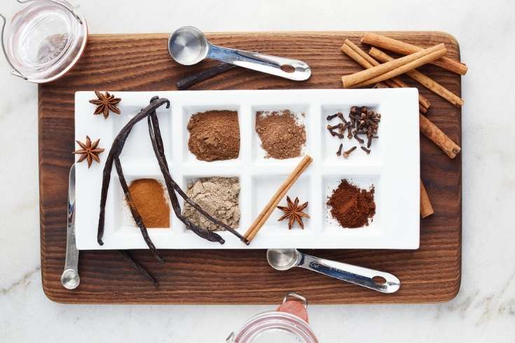 ingredients for making vanilla bean chai tea latte