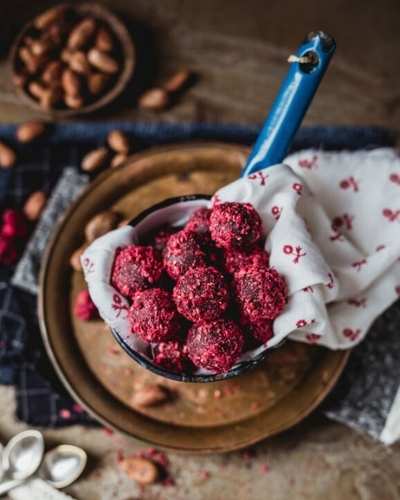 Easy bourbon balls recipe with Woodford Reserve. The ultimate no bake Christmas cookies for homemade holiday food gifts. These easy bourbon balls not only taste delicious, they’re also gluten free. So everyone can enjoy the delectable taste of chocolate and bourbon this holiday season. A delightful Christmas dessert recipe, these no bake bourbon balls can also be made with rum or customized with your favorite ingredients whether it be coconut or dried raspberries for a flavorful holiday treat!