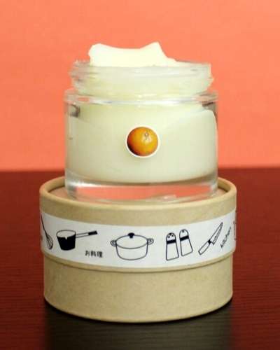 How to make a body butter recipe with essential oils and shea butter for moisturizing dry skin relief with aromatherapeutic benefits. This natural body moisturizer recipe makes a wonderful addition to your natural winter skin care routine to soothe and moisturize dry, itchy skin.