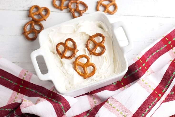 How to make white chocolate covered pretzels to give as homemade Christmas food gifts this holiday season. These easy pretzels covered in white chocolate make wonderful mason jar food gifts. Make my 2-ingredient white chocolate covered pretzels recipe. Learn tips and tricks for melting white chocolate for white chocolate covered pretzels as well as ideas for winter themed packaging your homemade holiday food gifts. Make these Christmas gifts for friends and family to enjoy through the holidays.