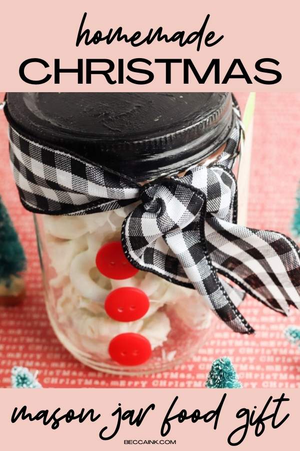 Homemade Christmas food gifts. How to make easy white chocolate covered pretzels to give as homemade mason jar food gifts for Christmas. These easy pretzels covered in white chocolate make wonderful homemade holiday food gifts for friends and family. Learn tips and tricks for melting white chocolate as well as ideas for winter themed packaging your homemade holiday food gifts in mason jars with my easy mason jar snowman craft project. An easy holiday gift idea for inexpensive Christmas gifts.