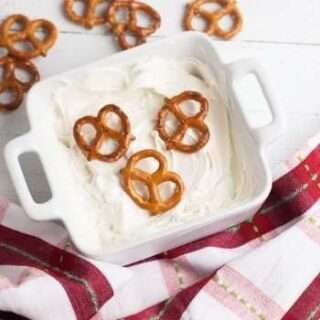 Learn how to make this easy white chocolate covered pretzels recipe to give as mason jar food gifts this holiday season. These pretzels are perfect for homemade Christmas food gifts and look great tucked inside a snowman mason jar.