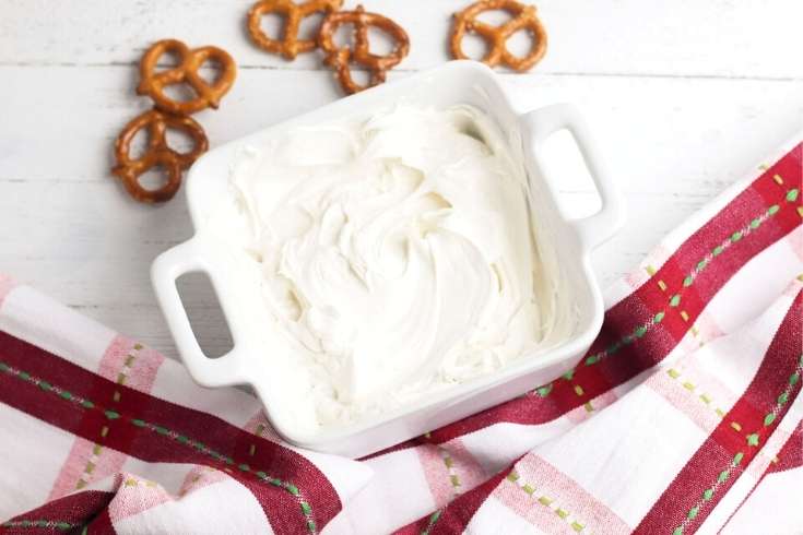 How to make white chocolate covered pretzels to give as homemade Christmas food gifts this holiday season. These easy pretzels covered in white chocolate make wonderful mason jar food gifts. Make my 2-ingredient white chocolate covered pretzels recipe. Learn tips and tricks for melting white chocolate for white chocolate covered pretzels as well as ideas for winter themed packaging your homemade holiday food gifts. Make these Christmas gifts for friends and family to enjoy through the holidays.
