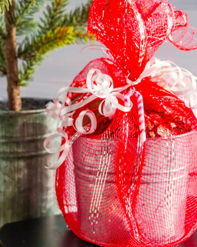 Learn how to package hot chocolate bombs for homemade gifts for friends and family this holiday season. This easy Dollar Tree gift wrap idea looks cute and saves you money. Create a stunning winter gift basket to package your hot cocoa bombs for seasonal winter gifts, homemade Christmas gifts or even yummy Valentine's day gifts. A wonderful homemade food gift idea for winter. You can score everything you need to create a hot cocoa bombs gift basket for friends and family at the Dollar Tree.