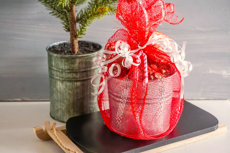 Learn how to package hot chocolate bombs for homemade gifts for friends and family this holiday season. This easy Dollar Tree gift wrap idea looks cute and saves you money. Create a stunning winter gift basket to package your hot cocoa bombs for seasonal winter gifts, homemade Christmas gifts or even yummy Valentine's day gifts. A wonderful homemade food gift idea for winter. You can score everything you need to create a hot cocoa bombs gift basket for friends and family at the Dollar Tree.