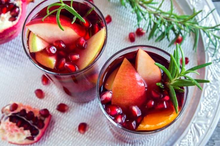 Easy pomegranate recipes and Christmas drinks for holiday parties. This pomegranate cider recipe is a flavorful twist on spiced apple cider. Make this delicious apple pomegranate cider recipe for your next holiday party. This warm winter drink recipe is easy to make on the stove top or crockpot. You will love the flavors of pomegranate, apple cider and warm spices that give it a complex flavor. For the adults, add some rum or whiskey for a warm alcoholic winter drink for holiday parties.