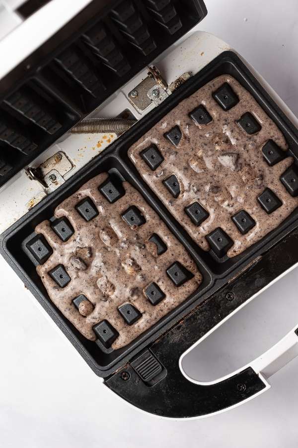 how to make chocolate oreo dessert waffles in a waffle maker