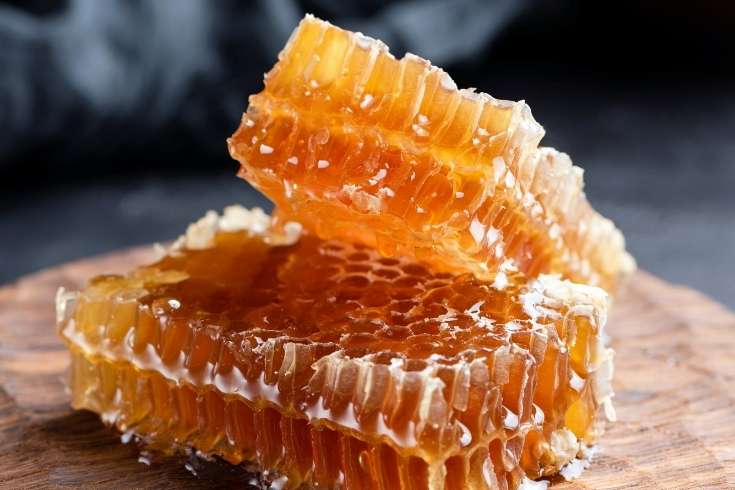 Raw honey benefits for cold and flu relief. Raw honey is a natural cold and flu remedy full of enzymes and nutrients that help support a healthy immune system. I only use local raw honey for relief of cold and flu symptoms. Most honey on the grocery store shelf can barely pass as honey. It’s been process and pasteurized. By the time it hits the shelf, most of the nutrients and enzymes have been killed by the processing it.