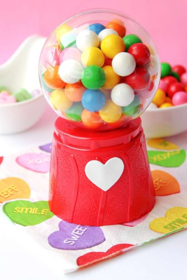 Easy Valentine's day crafts for valentines for kids. Make DIY mini gumball machines for classroom valentines with free printable valentines you can download and print at home. Plus discover more Valentine's day crafts for the perfect DIY Valentine's day gifts for kids. This DIY mini gumball machine is the perfect Valentine for your little mini me's! Kids absolutely love these replica gumball machines filled with multi-colored gumballs or Valentine's day candy. Learn to make yours now!
