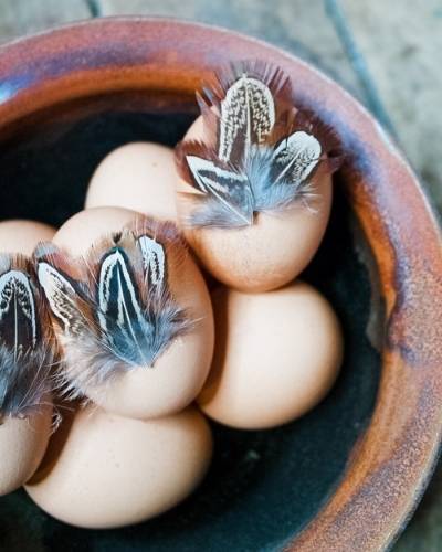 Make DIY feather Easter eggs to decorate Easter eggs without dye. This Easter craft is perfect for your farmhouse style rustic Easter decor.