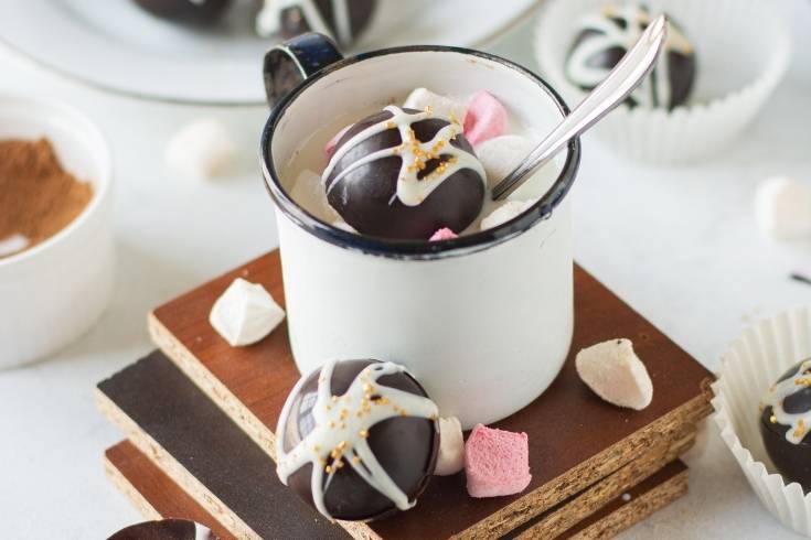 DIY mini hot cocoa bombs recipe. Make this mini hot chocolate bomb recipe as a warm winter drink to enjoy on cold, snowy days. Plus discover tips and tricks for the perfect outcome. These DIY hot cocoa bombs are a fun project you can make in your kitchen and a tasty way to spend a relaxing afternoon or a quiet evening by the fire. This post includes tips on how to temper and melt chocolate, how to spice up your hot chocolate with fun additions and other answers to common questions.