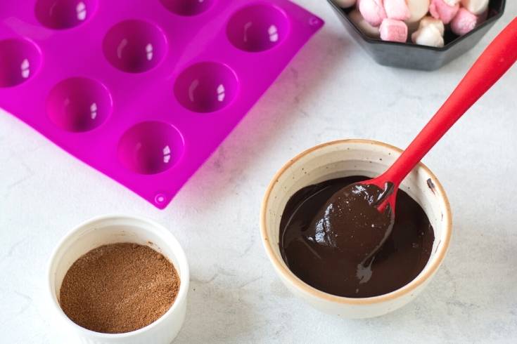 ingredients to make mini hot cocoa bombs