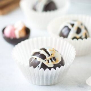 Make this mini hot chocolate bomb recipe as a warm winter drink to enjoy on cold, snowy days. These DIY hot cocoa bombs with marshmallows are not only a fun project you can make in your kitchen, they're also a tasty way to spend a relaxing afternoon or a quiet evening by the fire.