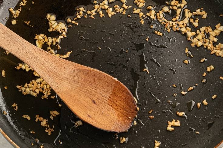 saute garlic in pan