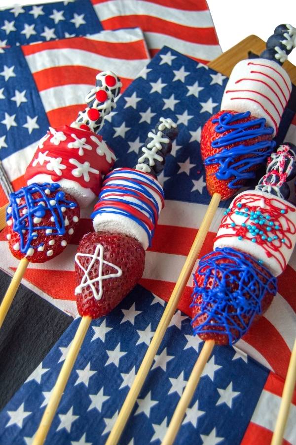 red white and blue marshmallow pops