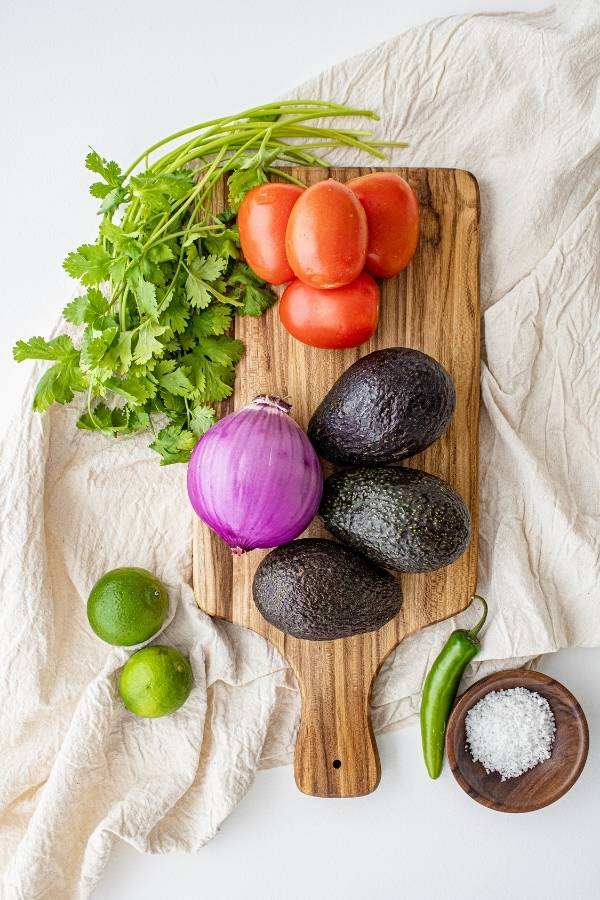 how to make homemade guacamole with fresh ingredients (1)