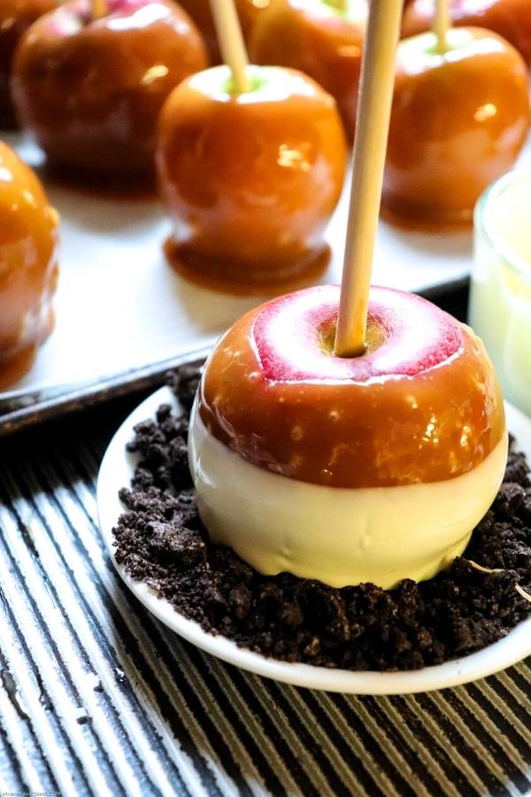 how to make caramel apples with candy caramels white chocolate and crushed Oreos