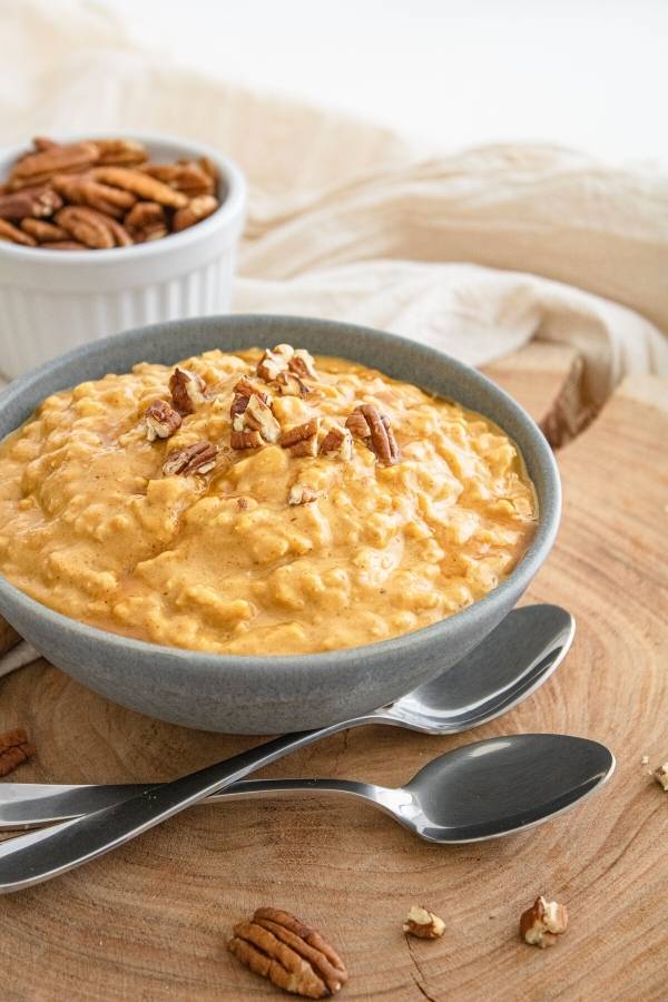 pumpkin pie oatmeal made with pumpkin pie spice mix