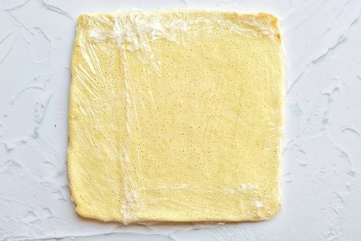 wrap classic christmas cake in plastic wrap to cool