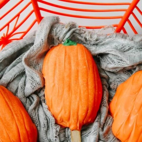 pumpkin cakesicles for halloween