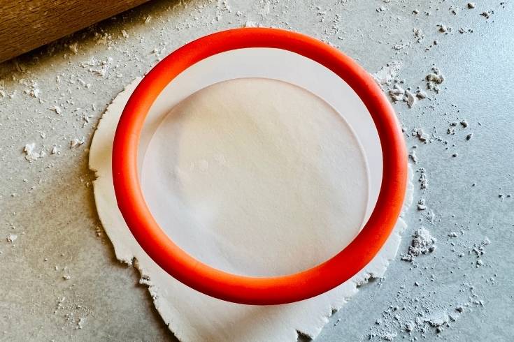 cut fondant with round cookie cutter to make fondant ghosts