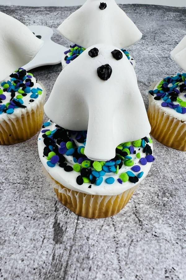 how to make halloween cupcakes with fondant ghosts